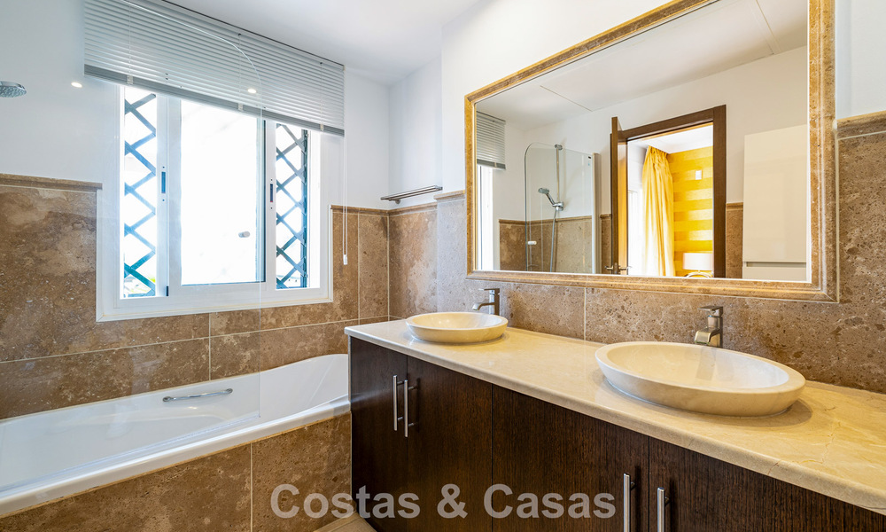 Élégante maison de ville de 4 chambres à vendre dans une résidence sécurisée à Nueva Andalucía, Marbella 792249