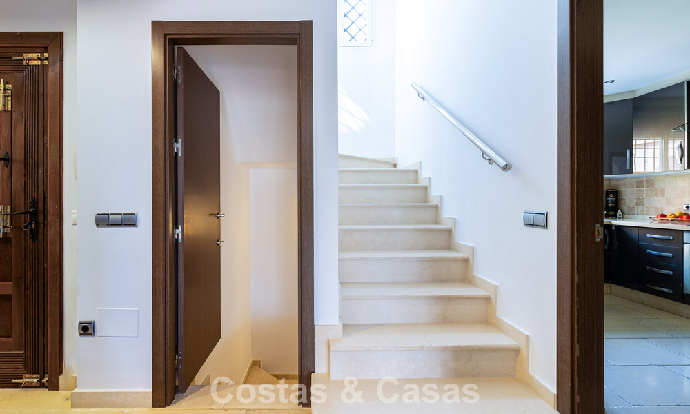 Élégante maison de ville de 4 chambres à vendre dans une résidence sécurisée à Nueva Andalucía, Marbella 792256