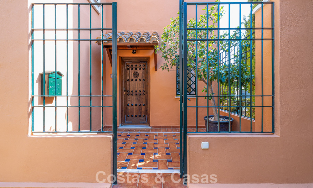 Élégante maison de ville de 4 chambres à vendre dans une résidence sécurisée à Nueva Andalucía, Marbella 792257