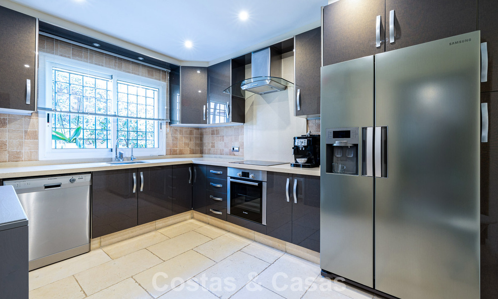 Élégante maison de ville de 4 chambres à vendre dans une résidence sécurisée à Nueva Andalucía, Marbella 792258