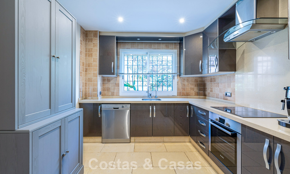 Élégante maison de ville de 4 chambres à vendre dans une résidence sécurisée à Nueva Andalucía, Marbella 792259