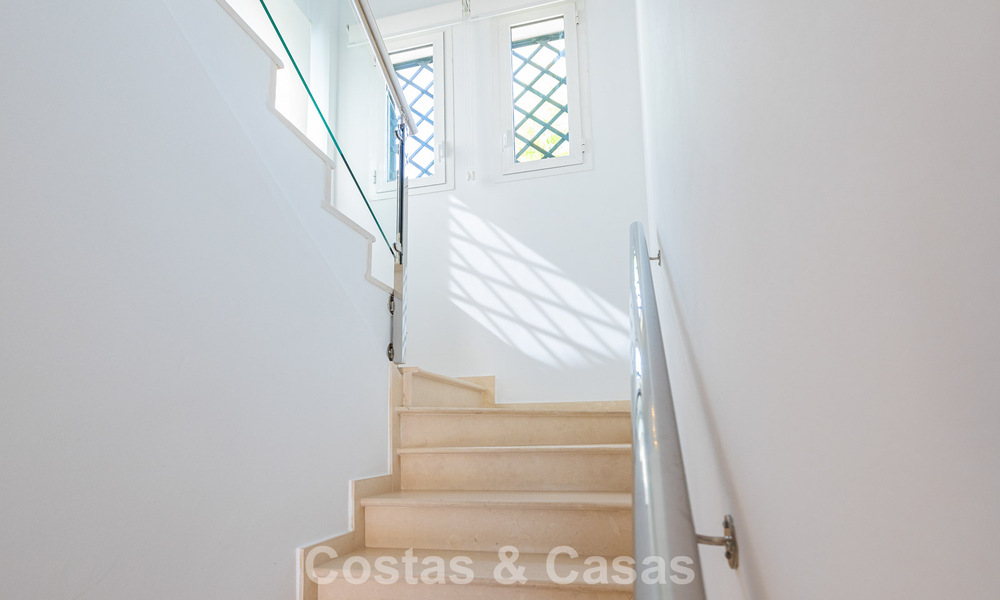 Élégante maison de ville de 4 chambres à vendre dans une résidence sécurisée à Nueva Andalucía, Marbella 792260