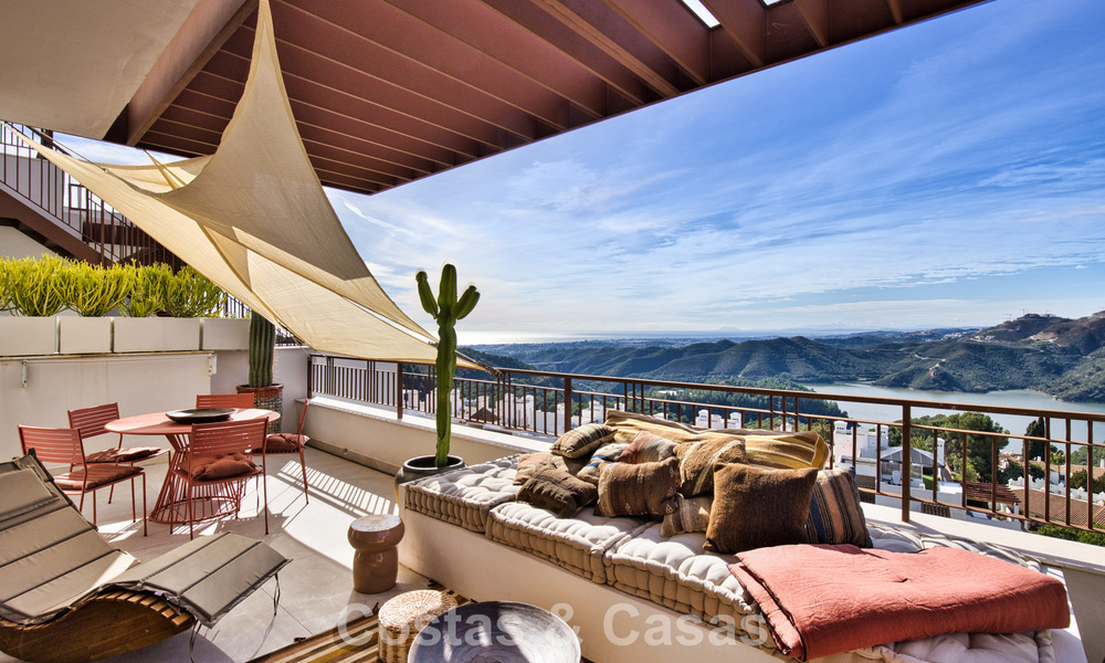 Penthouse moderne à vendre offrant de vues sur la mer et le lac d’Istán, situé juste au-dessus de la Golden Mile de Marbella 792304