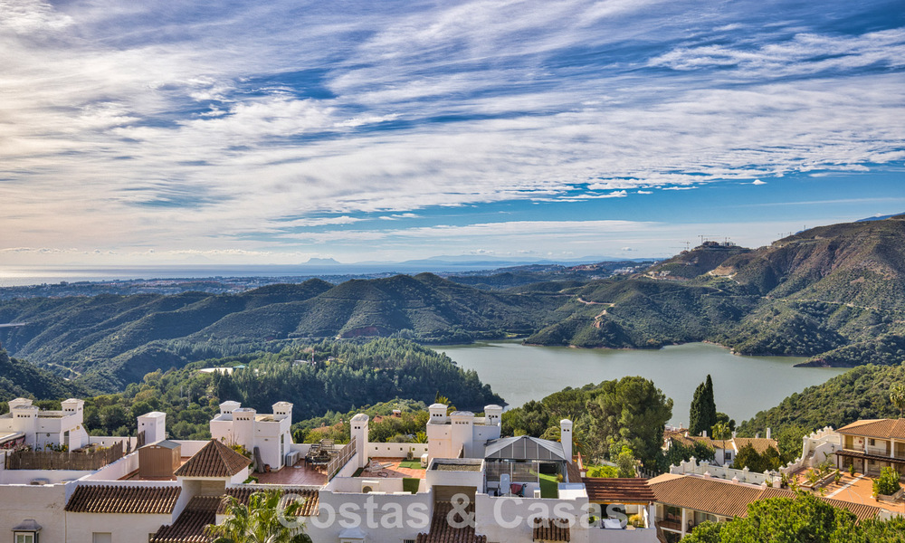 Penthouse moderne à vendre offrant de vues sur la mer et le lac d’Istán, situé juste au-dessus de la Golden Mile de Marbella 792305