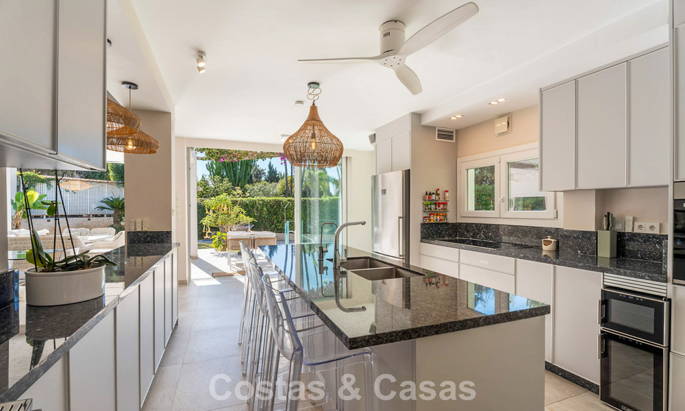 Magnifique villa de luxe rénovée avec une architecture andalouse intemporelle à vendre sur la côte est de Marbella 792401