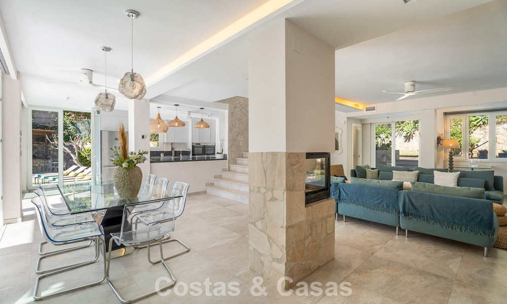 Magnifique villa de luxe rénovée avec une architecture andalouse intemporelle à vendre sur la côte est de Marbella 792403