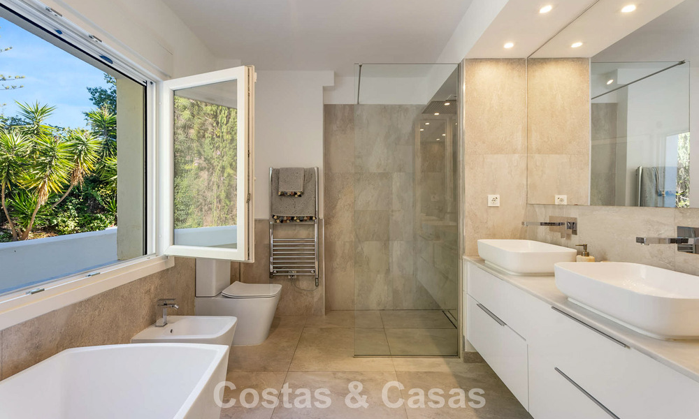 Magnifique villa de luxe rénovée avec une architecture andalouse intemporelle à vendre sur la côte est de Marbella 792416
