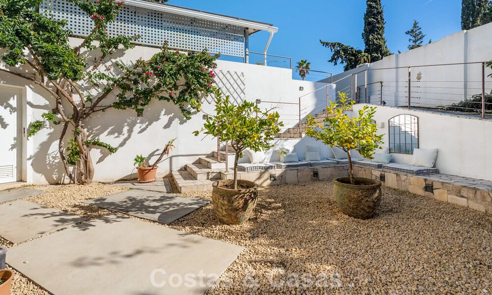 Magnifique villa de luxe rénovée avec une architecture andalouse intemporelle à vendre sur la côte est de Marbella 792420