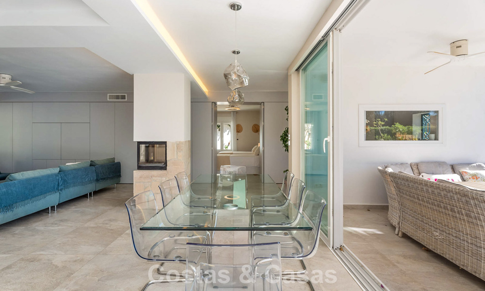 Magnifique villa de luxe rénovée avec une architecture andalouse intemporelle à vendre sur la côte est de Marbella 792430