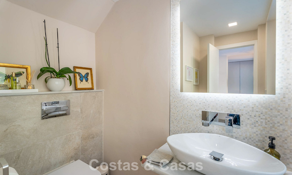 Magnifique villa de luxe rénovée avec une architecture andalouse intemporelle à vendre sur la côte est de Marbella 792432