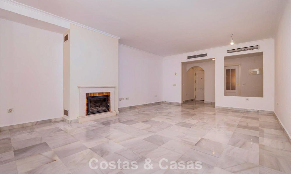 Appartement 4 chambres à vendre dans un complexe côtier très recherché sur la Nouvelle Golden Mile entre Marbella et Estepona 792471