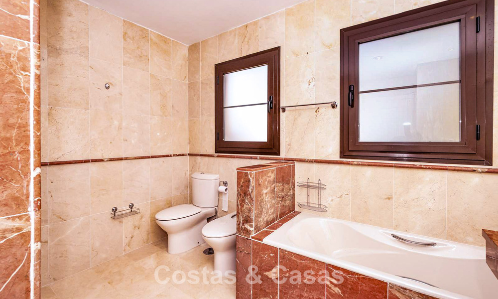 Appartement 4 chambres à vendre dans un complexe côtier très recherché sur la Nouvelle Golden Mile entre Marbella et Estepona 792475