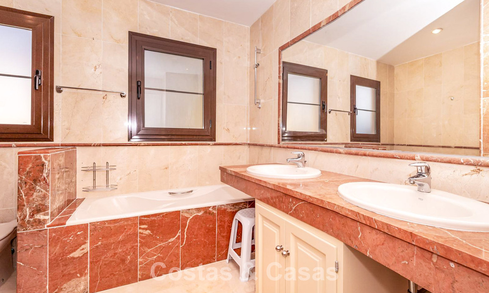 Appartement 4 chambres à vendre dans un complexe côtier très recherché sur la Nouvelle Golden Mile entre Marbella et Estepona 792476