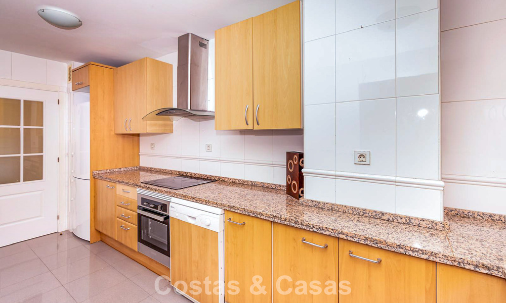 Appartement 4 chambres à vendre dans un complexe côtier très recherché sur la Nouvelle Golden Mile entre Marbella et Estepona 792479