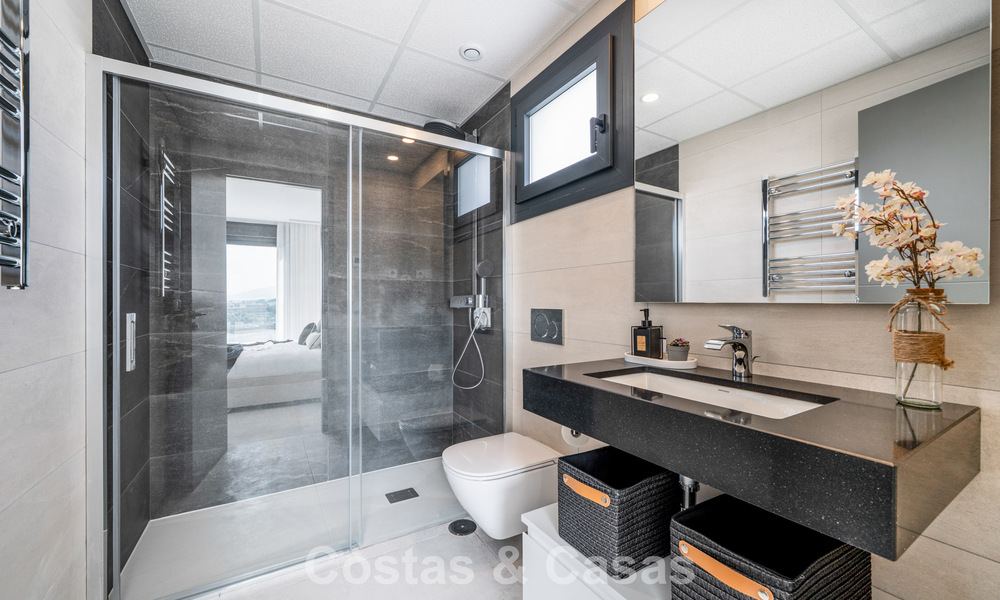 Penthouse moderne flambant neuf avec vaste solarium à vendre dans un complexe sécurisé à Benahavís - Marbella 792555