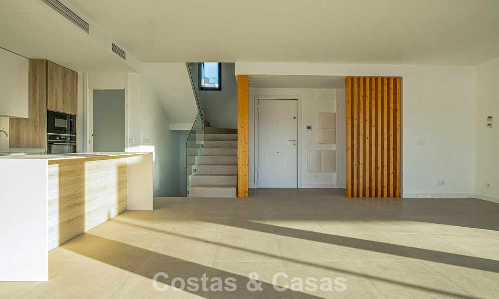 Maison de ville contemporaine neuve, prête à emménager à vendre sur la New Golden Mile entre Marbella et Estepona 792594