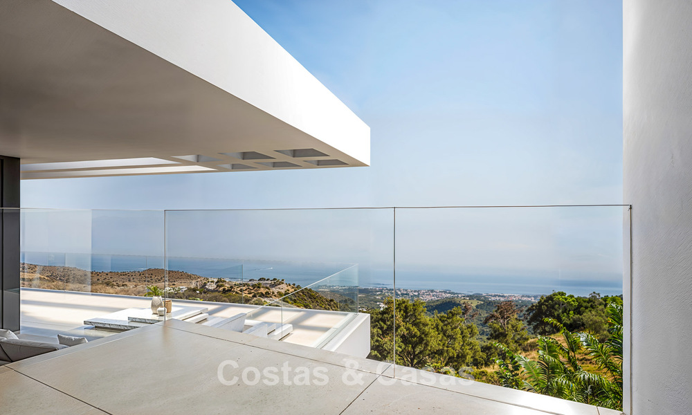 Villa neuve sur plan à l’architecture sophistiquée et offrant une vue panoramique sur la mer à vendre à Marbella - Benahavís 792685