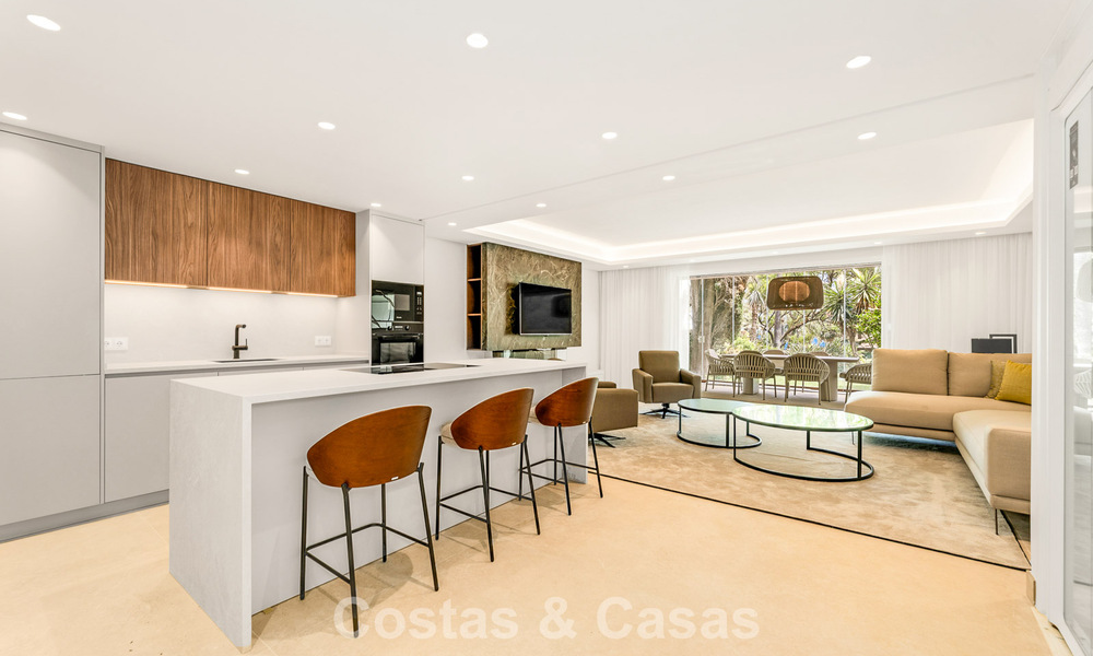 Spacieuse maison de ville contemporaine rénovée en première ligne de plage entre Marbella et Estepona 793057