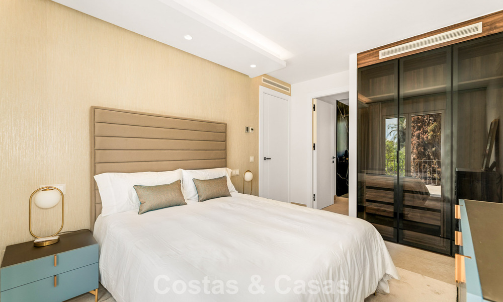 Spacieuse maison de ville contemporaine rénovée en première ligne de plage entre Marbella et Estepona 793073