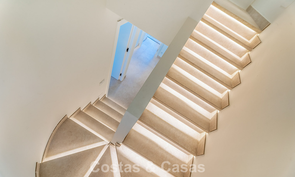 Spacieuse maison de ville contemporaine rénovée en première ligne de plage entre Marbella et Estepona 793080