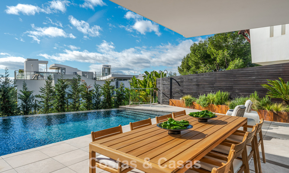 Villa mitoyenne moderne à vendre avec vue sur la mer dans une résidence sécurisée à Sierra Blanca, Golden Mile de Marbella 793044