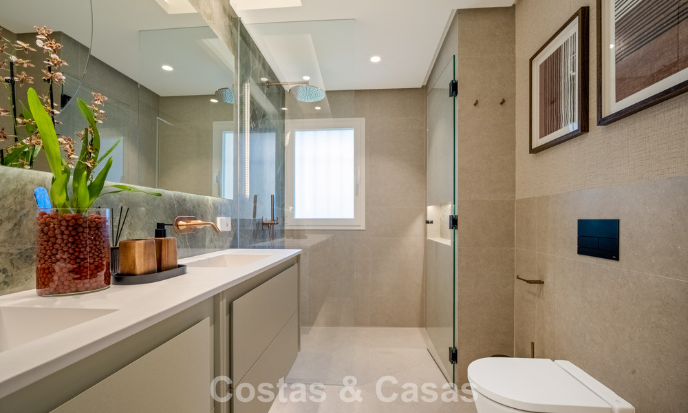 Appartement prêt à emménager, décoré de manière contemporaine, avec 4 chambres à vendre sur la Golden Mile de Marbella 793607