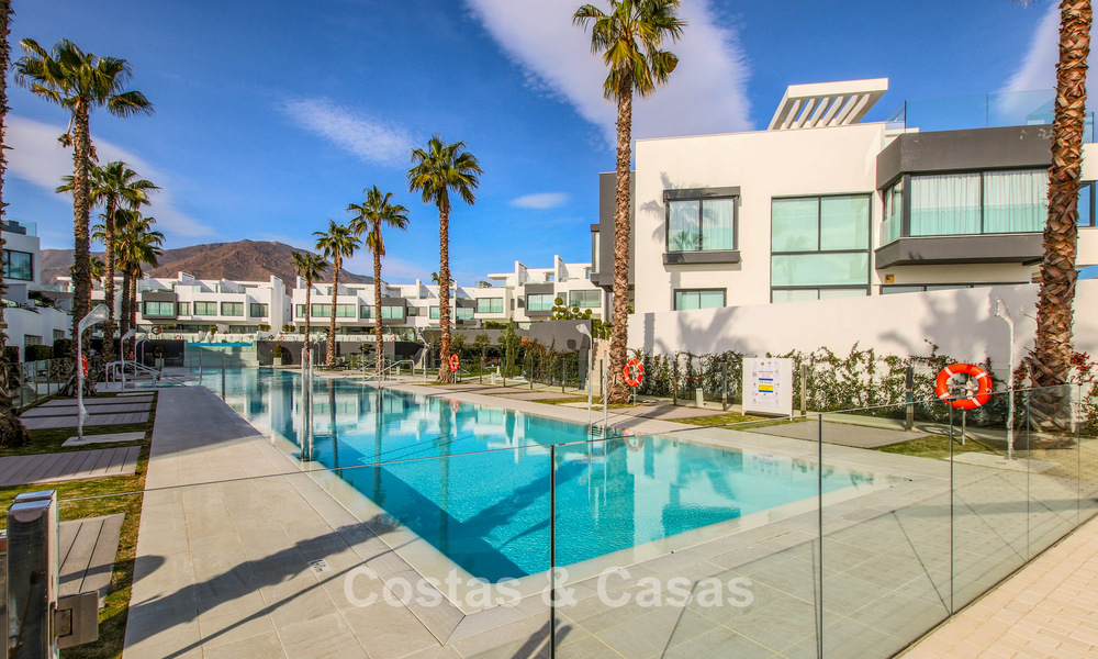 Villa jumelée moderniste, clé en main, avec vue frontale sur la mer, à vendre, à distance de marche du centre d’Estepona 793210