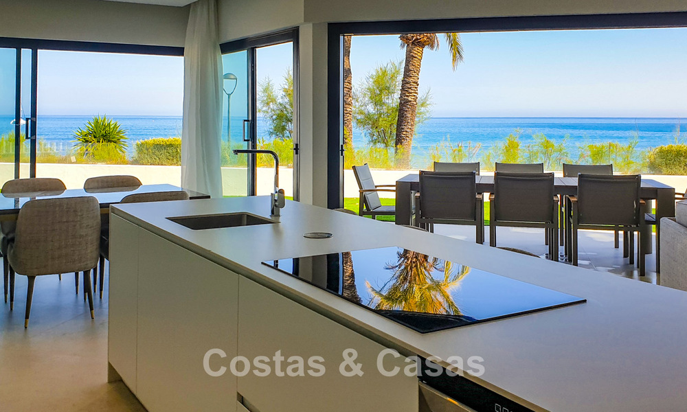 Villa jumelée moderniste, clé en main, avec vue frontale sur la mer, à vendre, à distance de marche du centre d’Estepona 793220