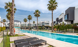 Villa jumelée moderniste, clé en main, avec vue frontale sur la mer, à vendre, à distance de marche du centre d’Estepona 793232 