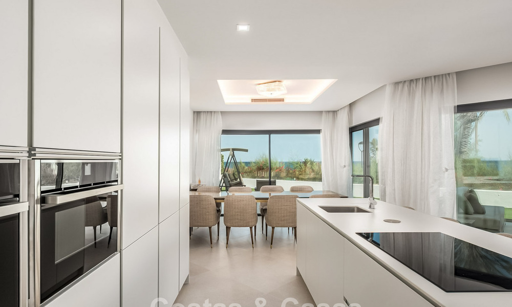 Villa jumelée moderniste, clé en main, avec vue frontale sur la mer, à vendre, à distance de marche du centre d’Estepona 793236