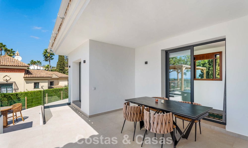 Élégante villa moderne à distance de marche de la plage à vendre à Elviria à l’est du centre de Marbella 793640