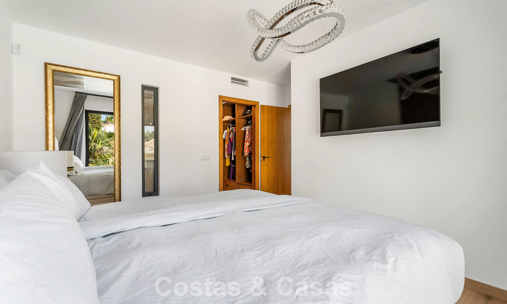 Élégante villa moderne à distance de marche de la plage à vendre à Elviria à l’est du centre de Marbella 793645