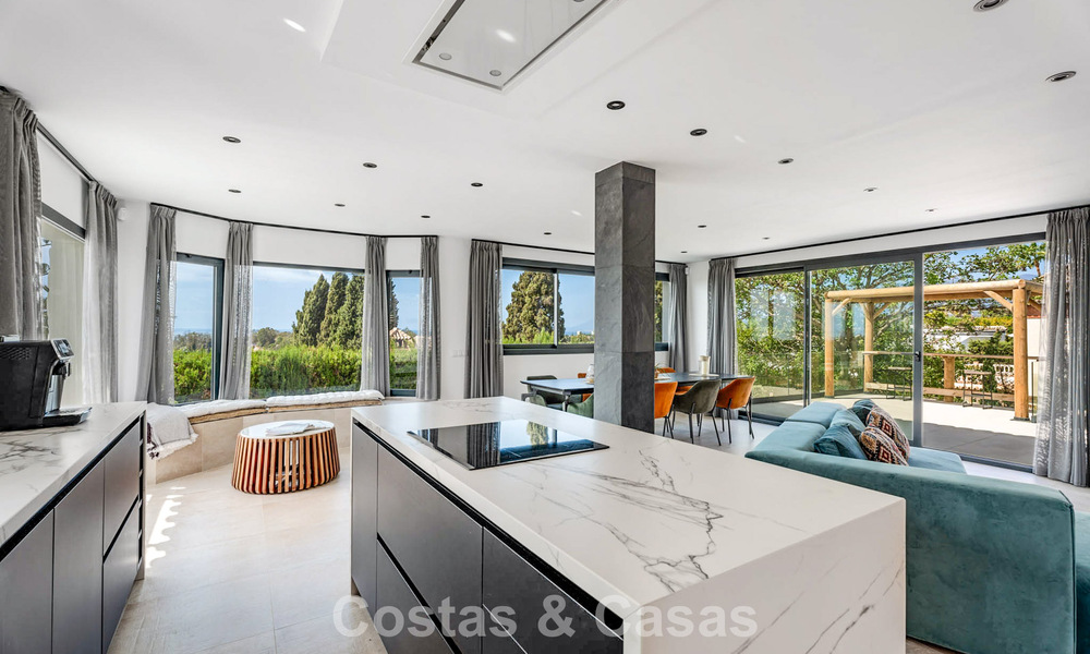 Élégante villa moderne à distance de marche de la plage à vendre à Elviria à l’est du centre de Marbella 793650