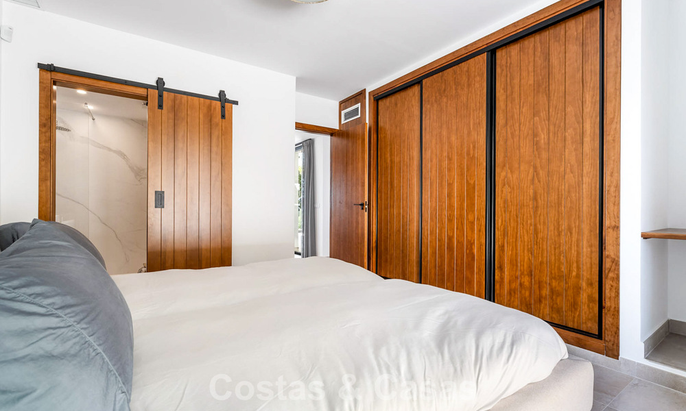 Élégante villa moderne à distance de marche de la plage à vendre à Elviria à l’est du centre de Marbella 793656