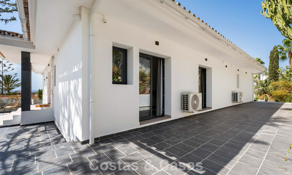 Élégante villa moderne à distance de marche de la plage à vendre à Elviria à l’est du centre de Marbella 793657