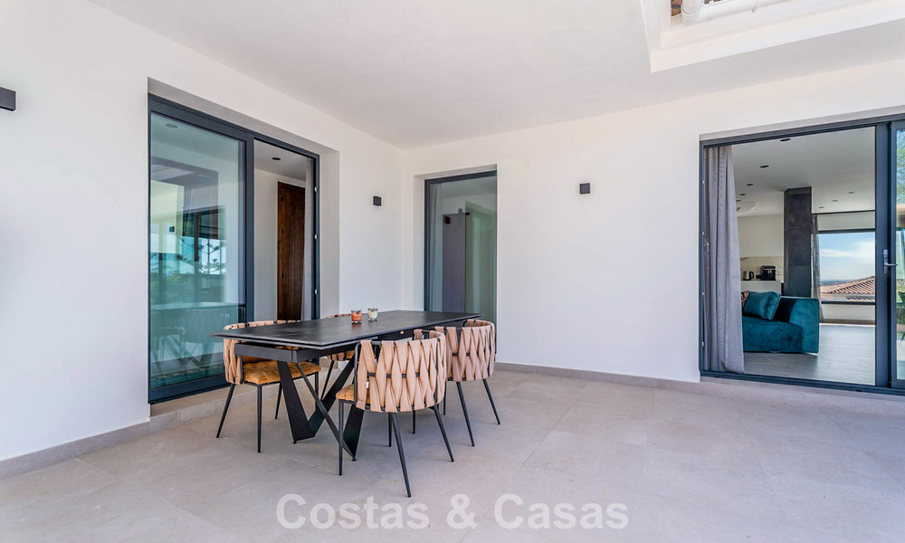 Élégante villa moderne à distance de marche de la plage à vendre à Elviria à l’est du centre de Marbella 793667