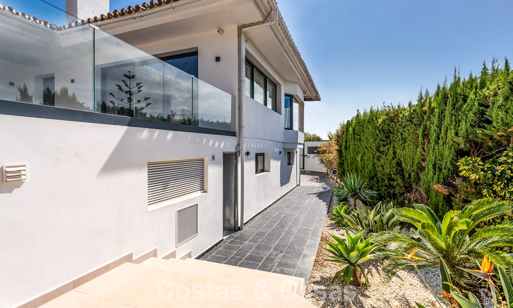 Élégante villa moderne à distance de marche de la plage à vendre à Elviria à l’est du centre de Marbella 793668