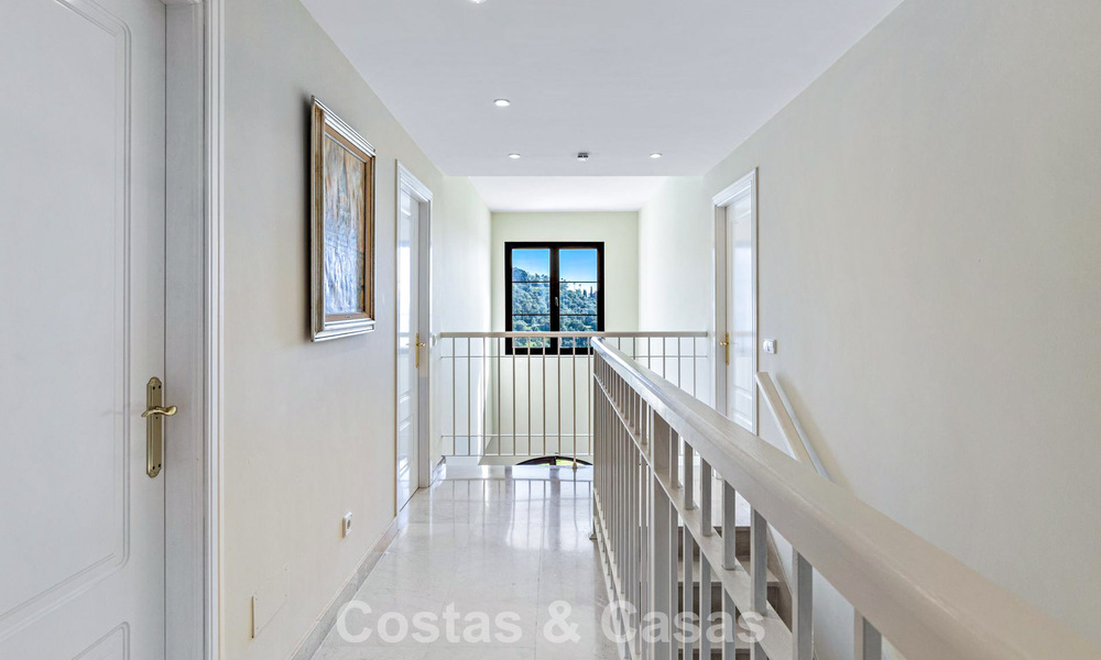 Maison avec vue panoramique et grand jardin à vendre dans une urbanisation sécurisée avec golf à Benahavís - Marbella 793702