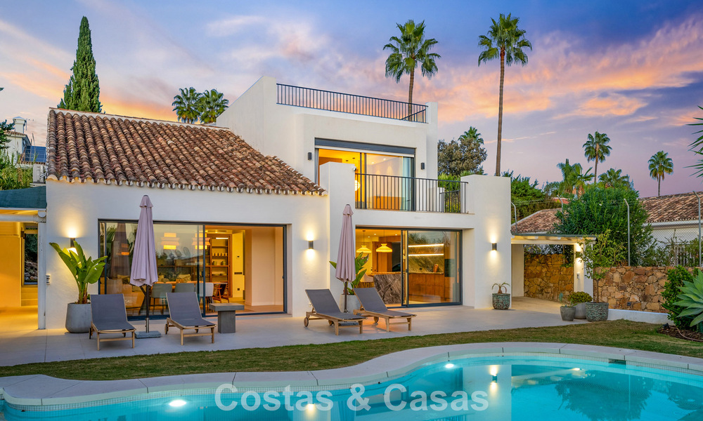 Villa familiale rénovée de haute qualité à vendre dans le prestigieux quartier de golf de Nueva Andalucía, Marbella 793160