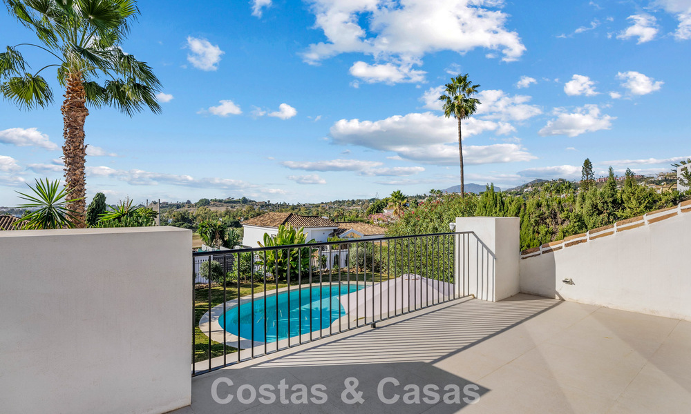 Villa familiale rénovée de haute qualité à vendre dans le prestigieux quartier de golf de Nueva Andalucía, Marbella 793169