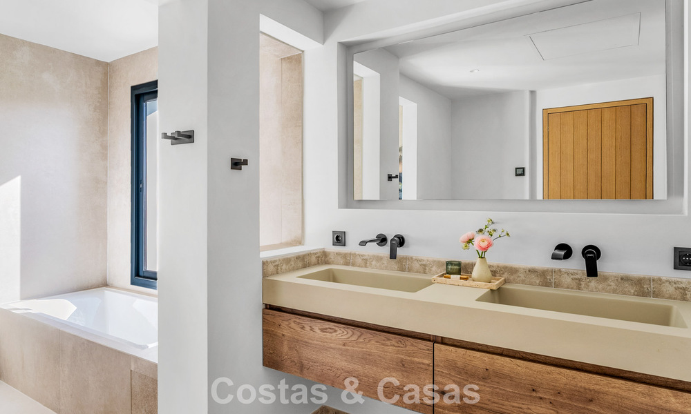 Villa familiale rénovée de haute qualité à vendre dans le prestigieux quartier de golf de Nueva Andalucía, Marbella 793170