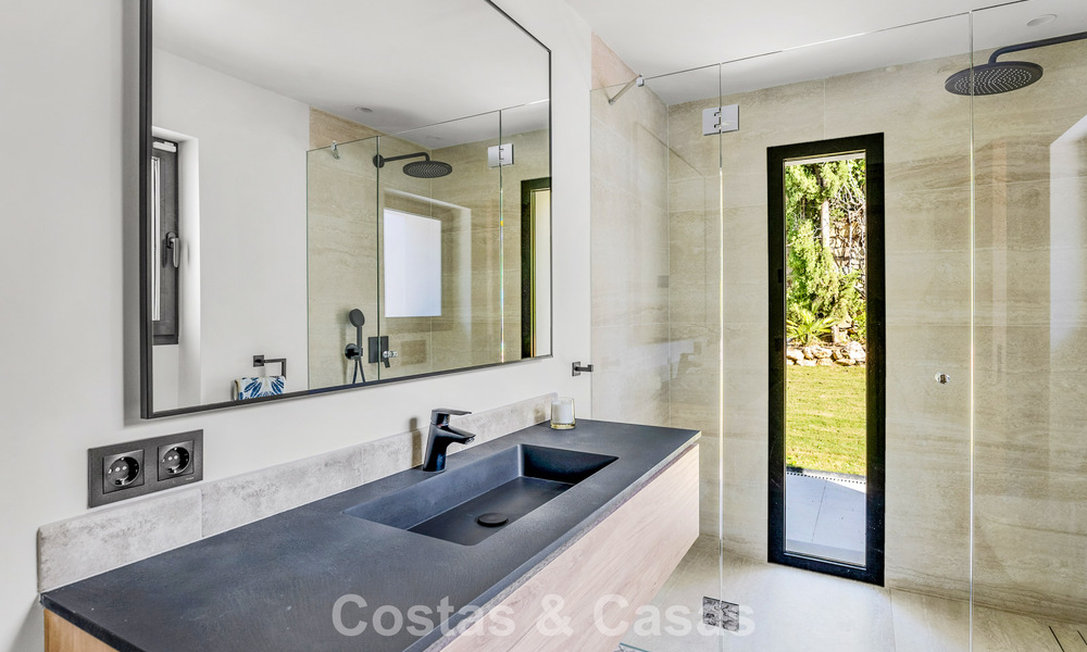 Villa familiale rénovée de haute qualité à vendre dans le prestigieux quartier de golf de Nueva Andalucía, Marbella 793173