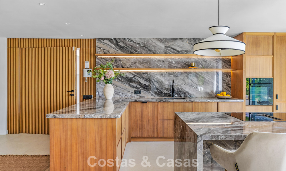 Villa familiale rénovée de haute qualité à vendre dans le prestigieux quartier de golf de Nueva Andalucía, Marbella 793181