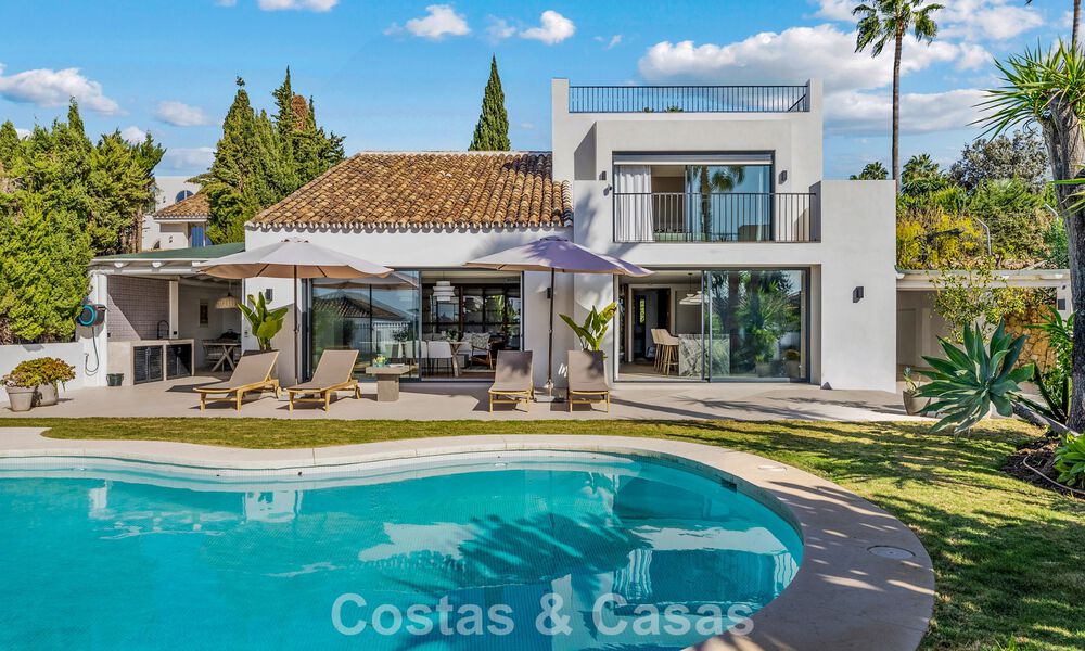 Villa familiale rénovée de haute qualité à vendre dans le prestigieux quartier de golf de Nueva Andalucía, Marbella 793192