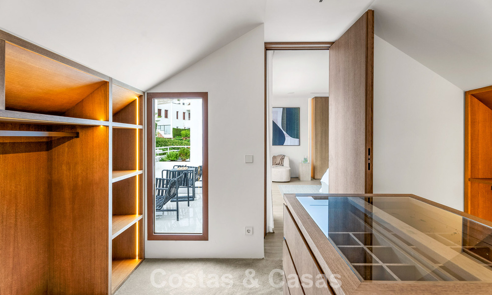 Élégant appartement duplex avec jardin privé à vendre, directement sur le parcours de golf à Nueva Andalucía, Marbella 793112