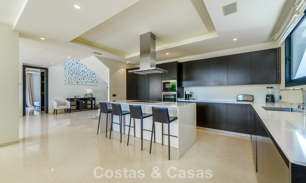 Villa de luxe au style contemporain à vendre dans une communauté privée et sécurisée de Nueva Andalucía, Marbella 793971