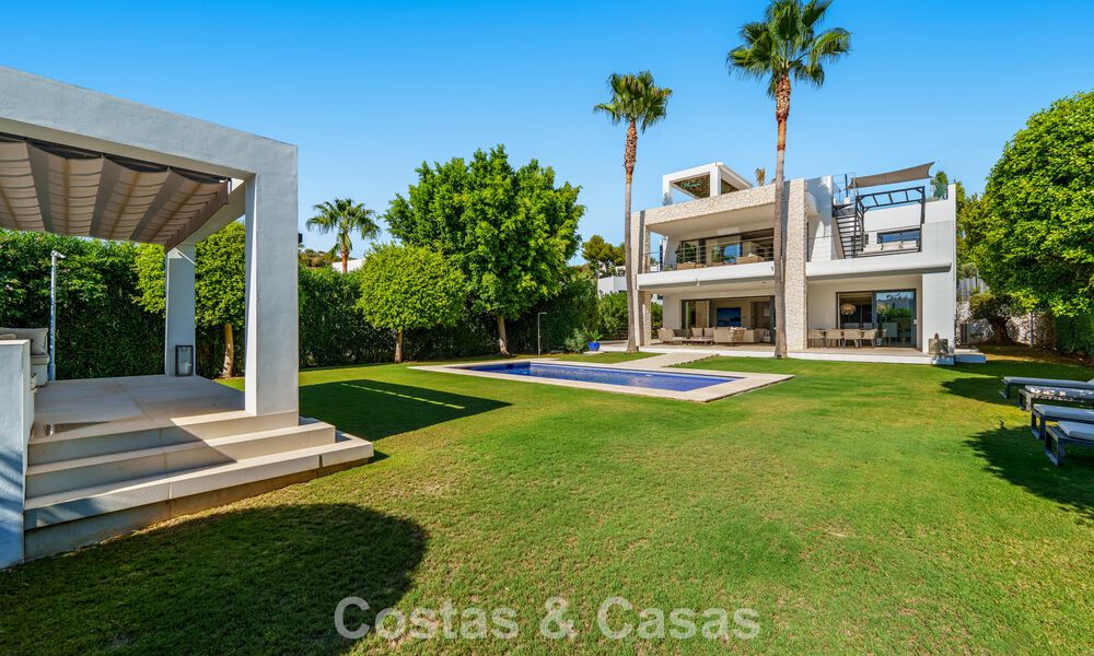 Villa de luxe au style contemporain à vendre dans une communauté privée et sécurisée de Nueva Andalucía, Marbella 793980
