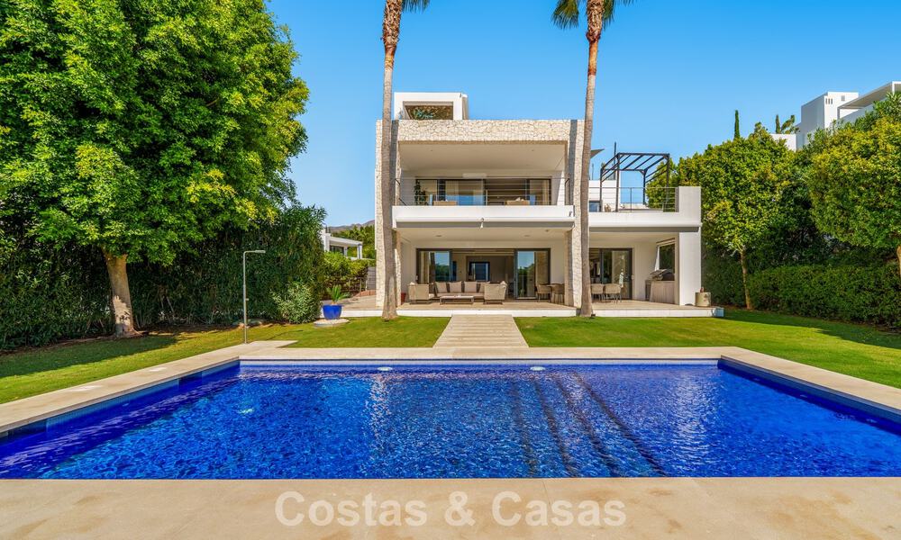 Villa de luxe au style contemporain à vendre dans une communauté privée et sécurisée de Nueva Andalucía, Marbella 793981