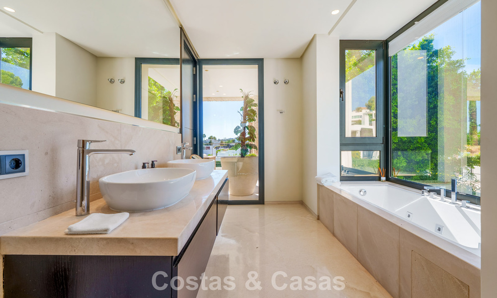 Villa de luxe au style contemporain à vendre dans une communauté privée et sécurisée de Nueva Andalucía, Marbella 793988