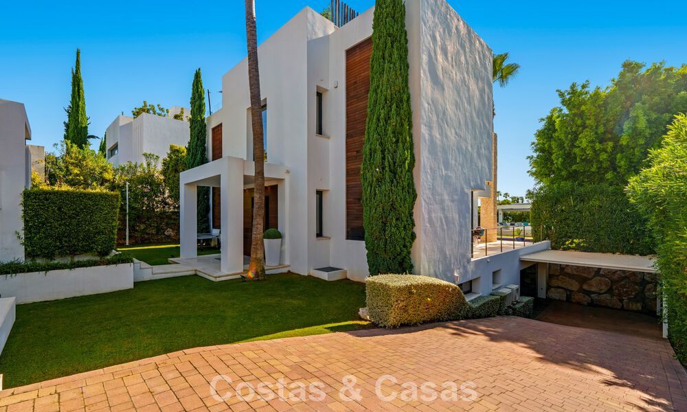 Villa de luxe au style contemporain à vendre dans une communauté privée et sécurisée de Nueva Andalucía, Marbella 794004